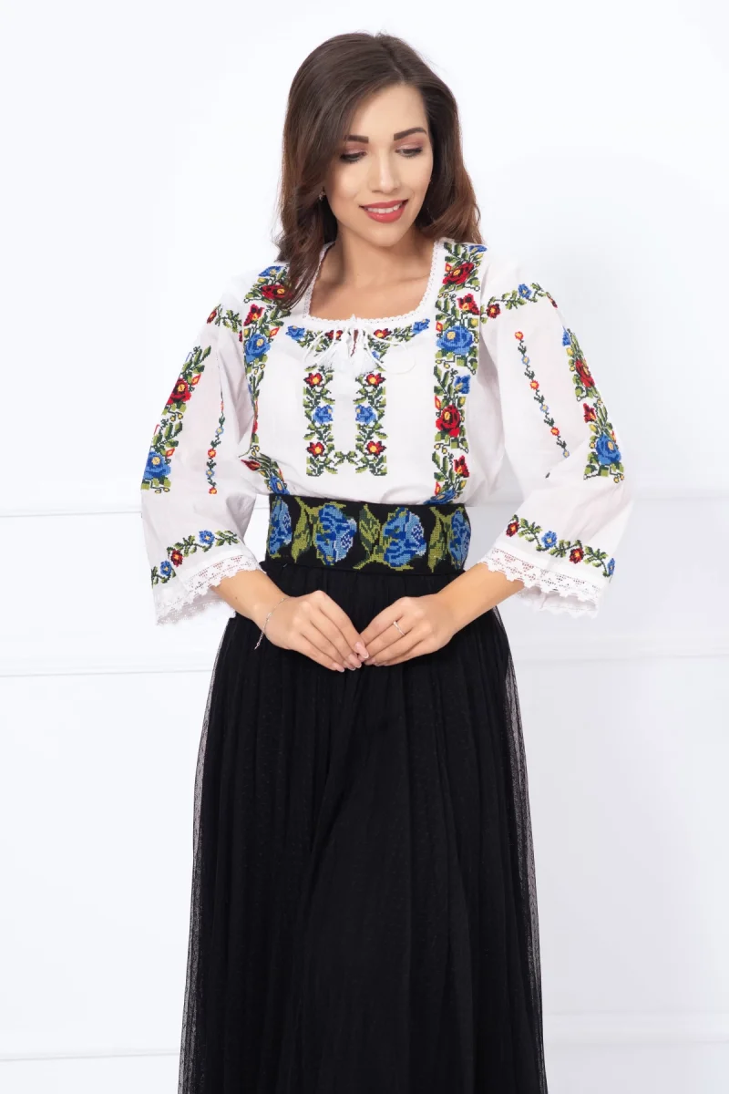 Ie dama brodata cu motive florale traditionale multicolore