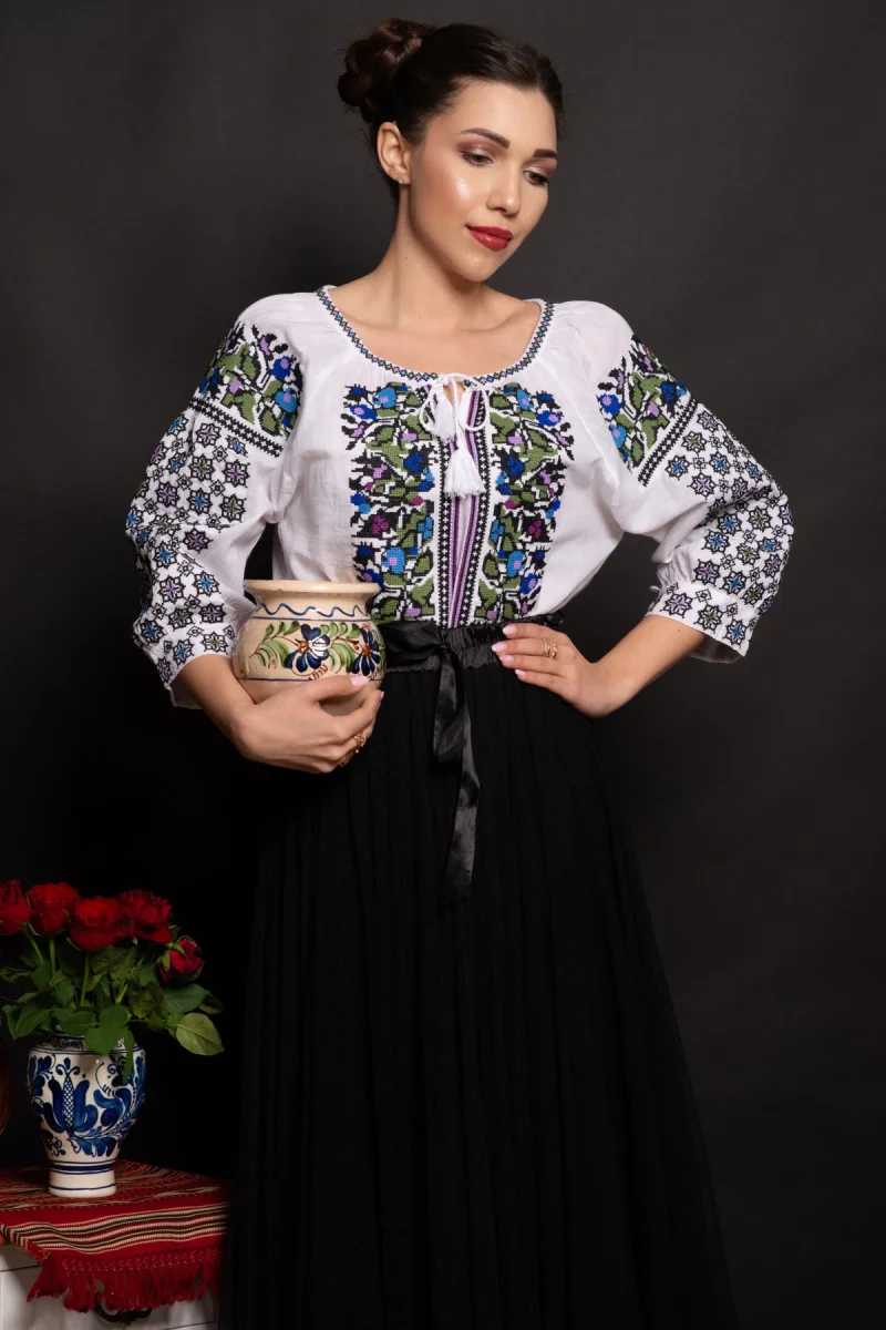 Ie dama traditionala Poesis cu albastrele brodate