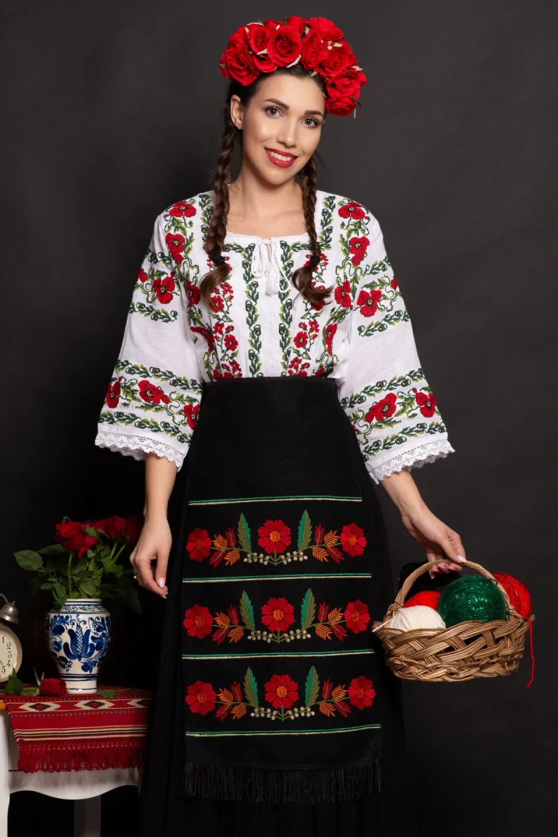 Ie traditionala Mioara alba cu maci brodati