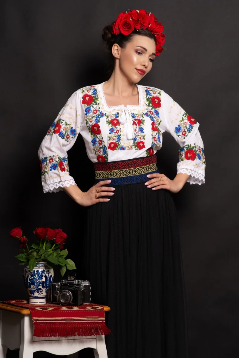 Ie dama alba Luminita cu flori de mac brodate