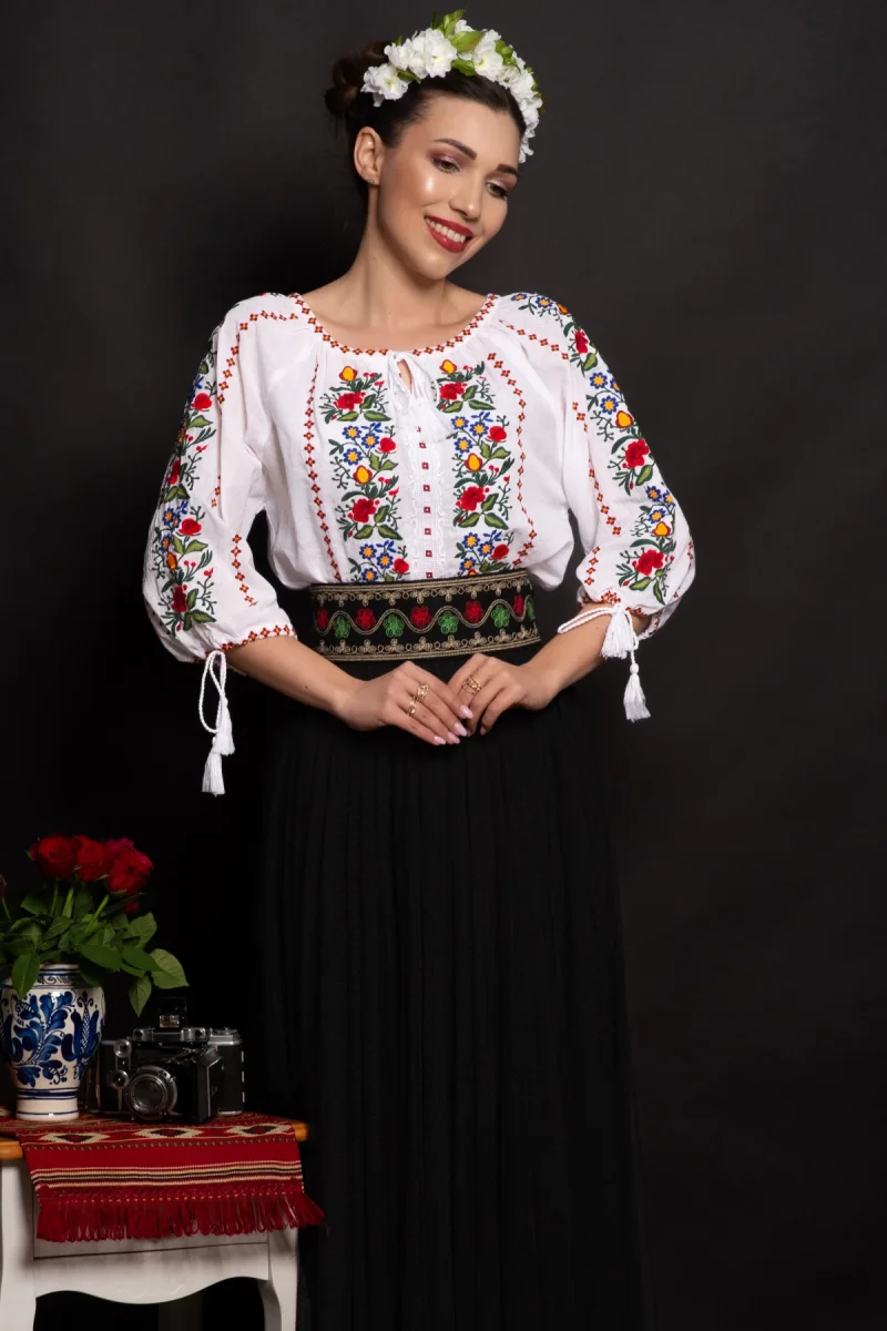 Ie traditionala brodata Lucia cu flori multicolore