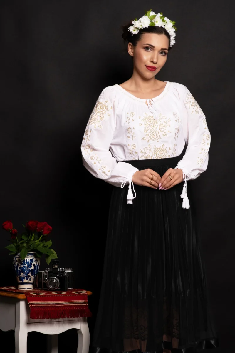 Ie dama traditionala Iunia cu broderie aurie