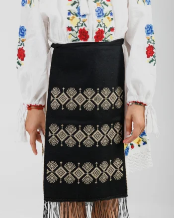 Catrinta traditionala neagra pentru fetite cu broderie geometrica crem Flavia