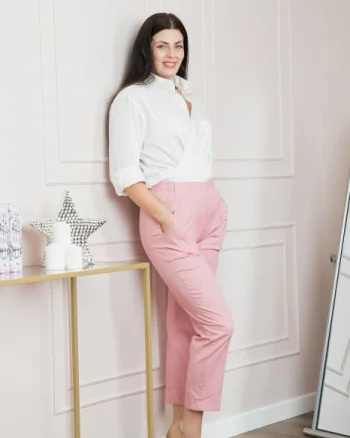 Pantaloni casual roz cu talie elastica si buzunare functionale