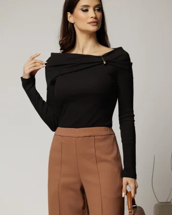 Bluza neagra din bumbac cu decolteu barcuta si brosa