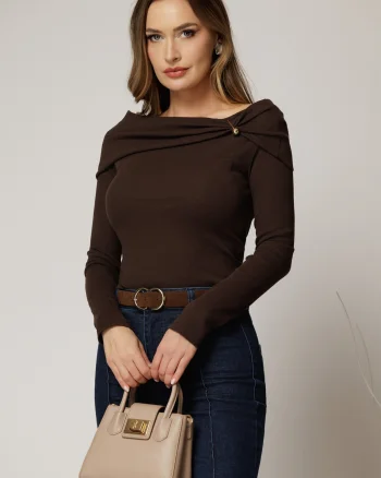 Bluza maro din bumbac cu decolteu barcuta si brosa