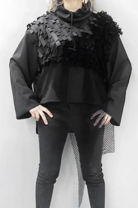 Bluza neagra oversize, compusa din materiale diferite cu guler inalt
