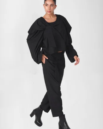 Bluza neagra oversize cu maneci ample si funda intr-o parte