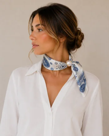 Esarfa colier satinata cu perla decorativa si inchidere magnetica, imprimeu floral albastru pe fond alb
