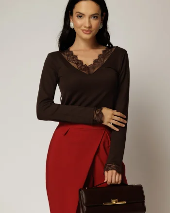 Bluza maro cu dantela neagra la bust si maneci