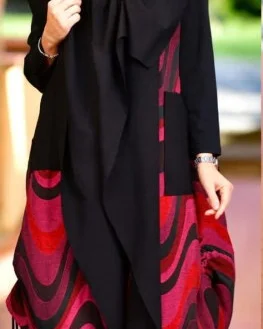 Vesta lunga statement din material tip brocart in nuante rosu-bordo cu guler negru asimetric