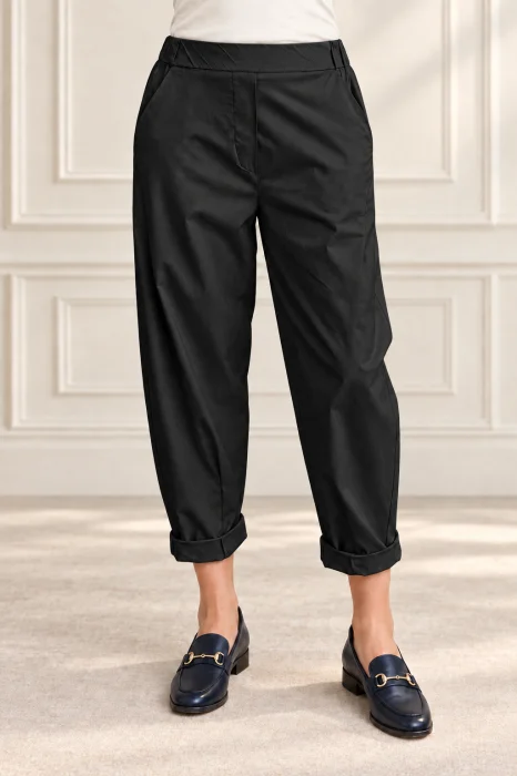 Pantaloni negri lejeri cu pense ,   croi relaxat, talie confortabila
