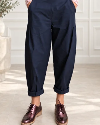 Pantaloni bleumarin lejeri cu pense ,   croi relaxat, talie confortabila
