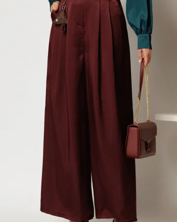 Pantaloni bordo din satin cu croi larg si curea in talie