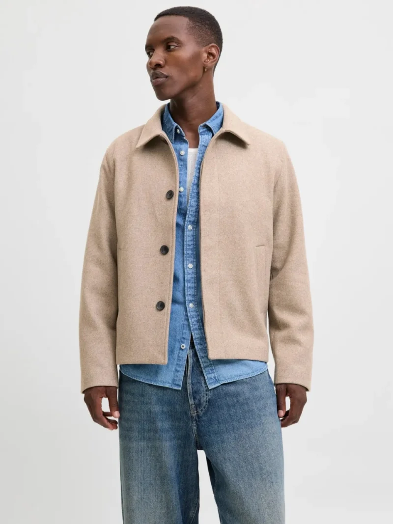 Jack & Jones Palton scurt barbati, JEHARRIS, cu guler inalt si 2 buzunare oblice, Maro deschis (SELECTATI MARIMEA: S)