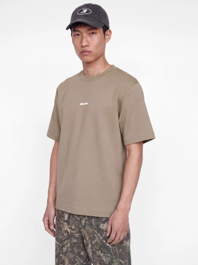 Jack & Jones Tricou barbati, cu decolteu la baza gatului, din bumbac, Relaxed Fit, JCOCLUB BACK SCRIPT, Bej inchis (SELECTATI MARIMEA: XS)