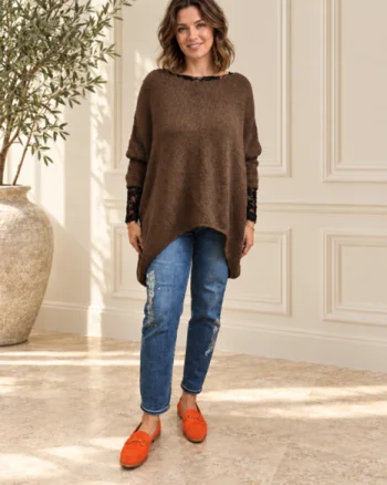 Pulover asimetric, oversize cu maneca cazuta, maro cald