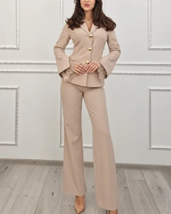 Costum dama LORENA cu sacou cambrat, maneci cu dantela si pantaloni drepti, Cappuccino