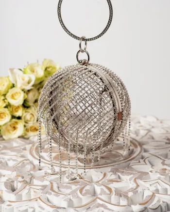 Clutch argintiu tip sfera cu franjuri din strassuri