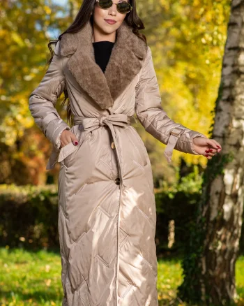 Geaca lunga camel cu guler din blana si model brodat