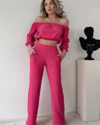 Compleu elegant Alegria, bluza crop cu decolteu elastic pe umeri si pantaloni reiati, evazati, Roz