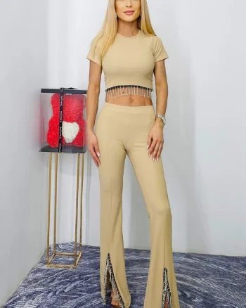 Compleu elegant Beatris, bluza crop, pantaloni evazati cu dunga decupati si aplicatii franjurate, Crem