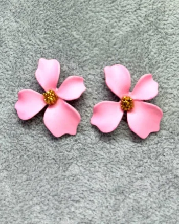 Cercei A Little Magic, cu design floral si prindere cu tija, Roz