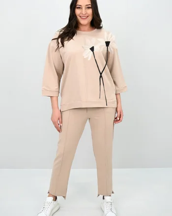 Compleu batal KORYN, cu pantaloni asimetrici si bluza cu imprimeu floral in relief, Crem
