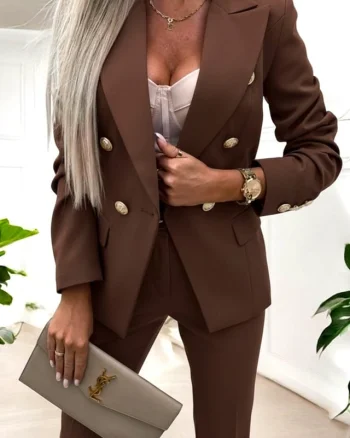 Costum business Paolina, cu sacou cambrat si pantaloni conici, Maro