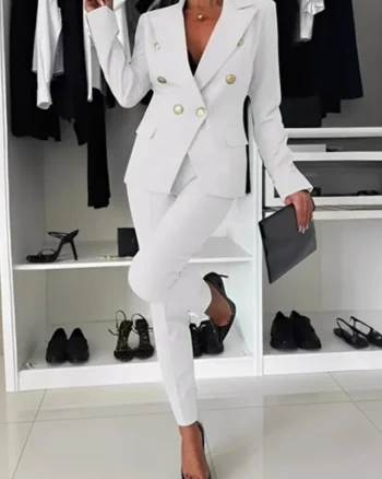 Costum elegant office Paolina, sacou, butoni aurii si pantaloni conici, Alb