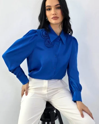 Camasa eleganta AVELA, cu brosa florala nedetasabila, Albastru, Marime S/M
