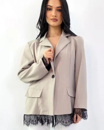 Sacou elegant Maelis, cu dantela si cusaturi de contur, Cappuccino, Marime S/M