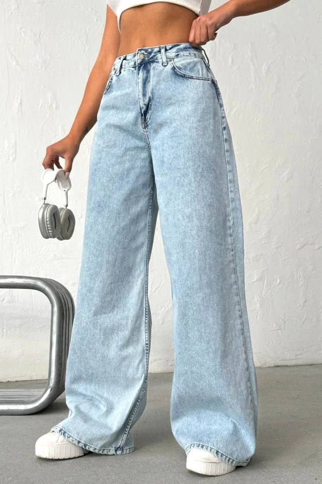 Blugi wide leg Seoul, perforatii si detaliu roz cu pietre, Albastru deschis