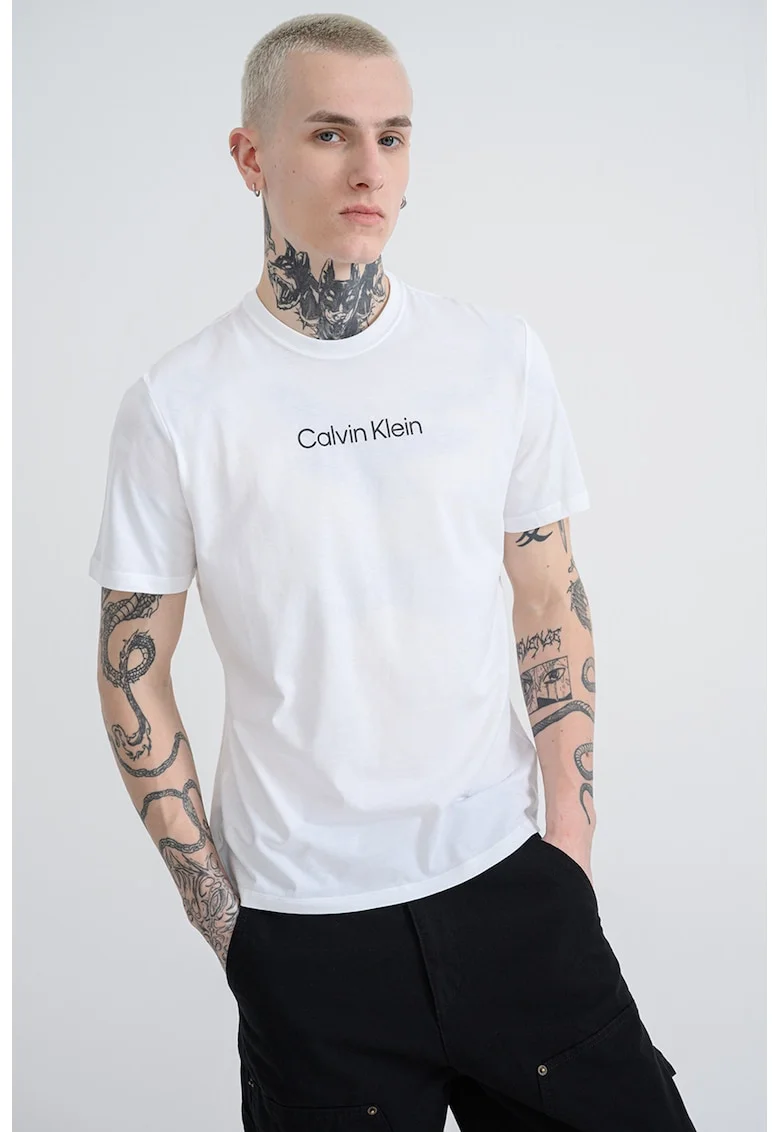 Tricou cu decolteu la baza gatului si imprimeu logo