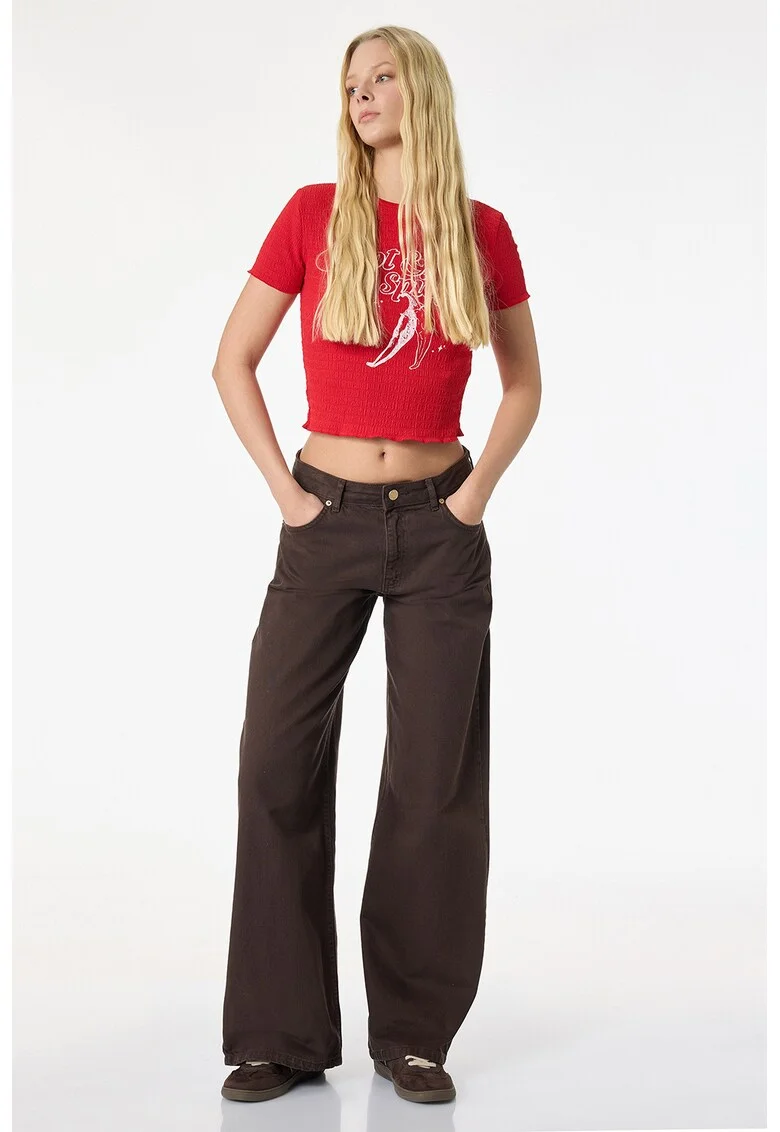 Tricou crop cu decolteu la baza gatului si imprimeu, Rosu