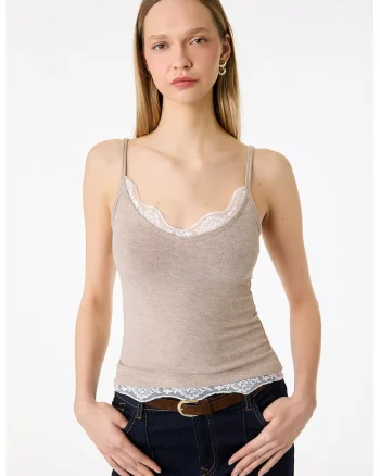 Top slim-fit cu decolteu rotund si garnituri de dantela, Bej