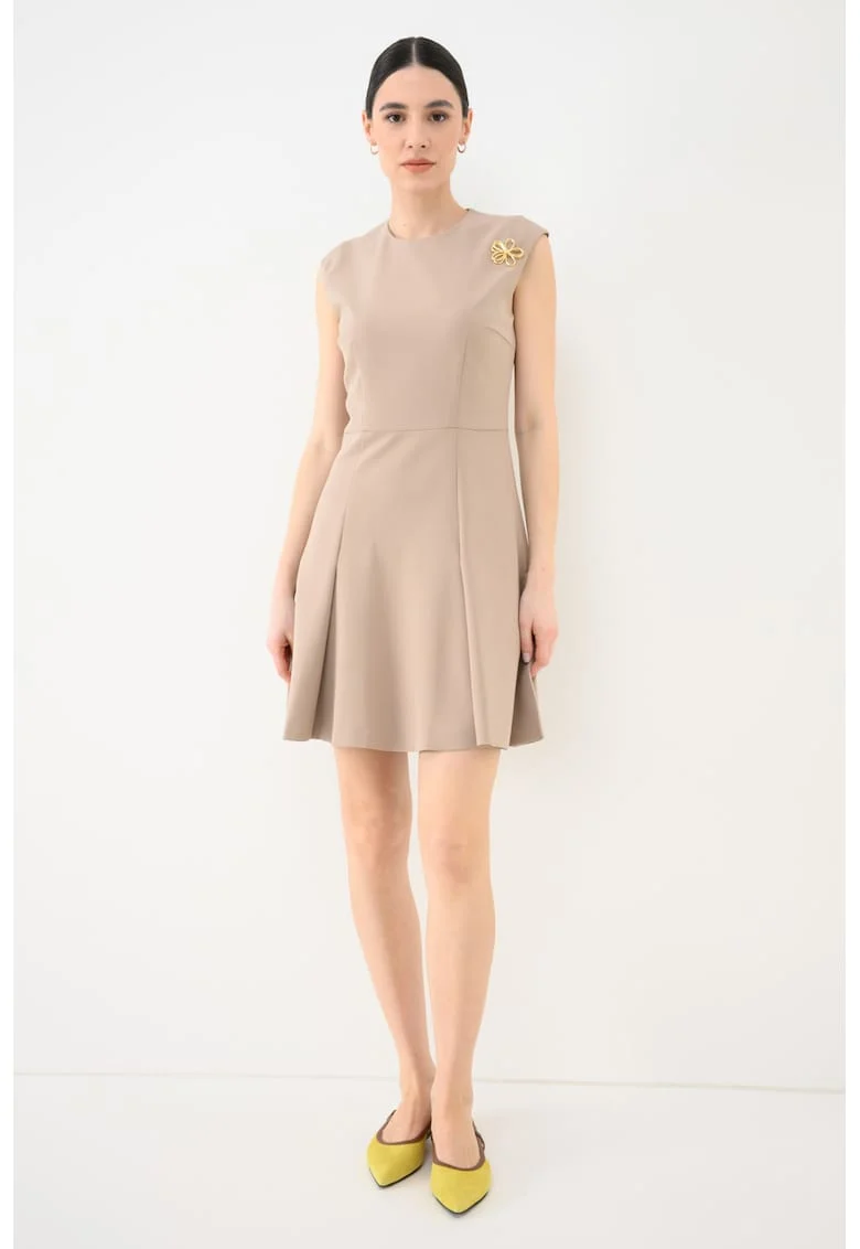 Rochie scurta cu aplicatie cu floare metalica Kilandi, Maro nisip