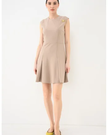 Rochie scurta cu aplicatie cu floare metalica Kilandi, Maro nisip