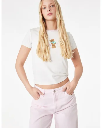Tricou crop cu decolteu la baza gatului si broderie discreta, Alb