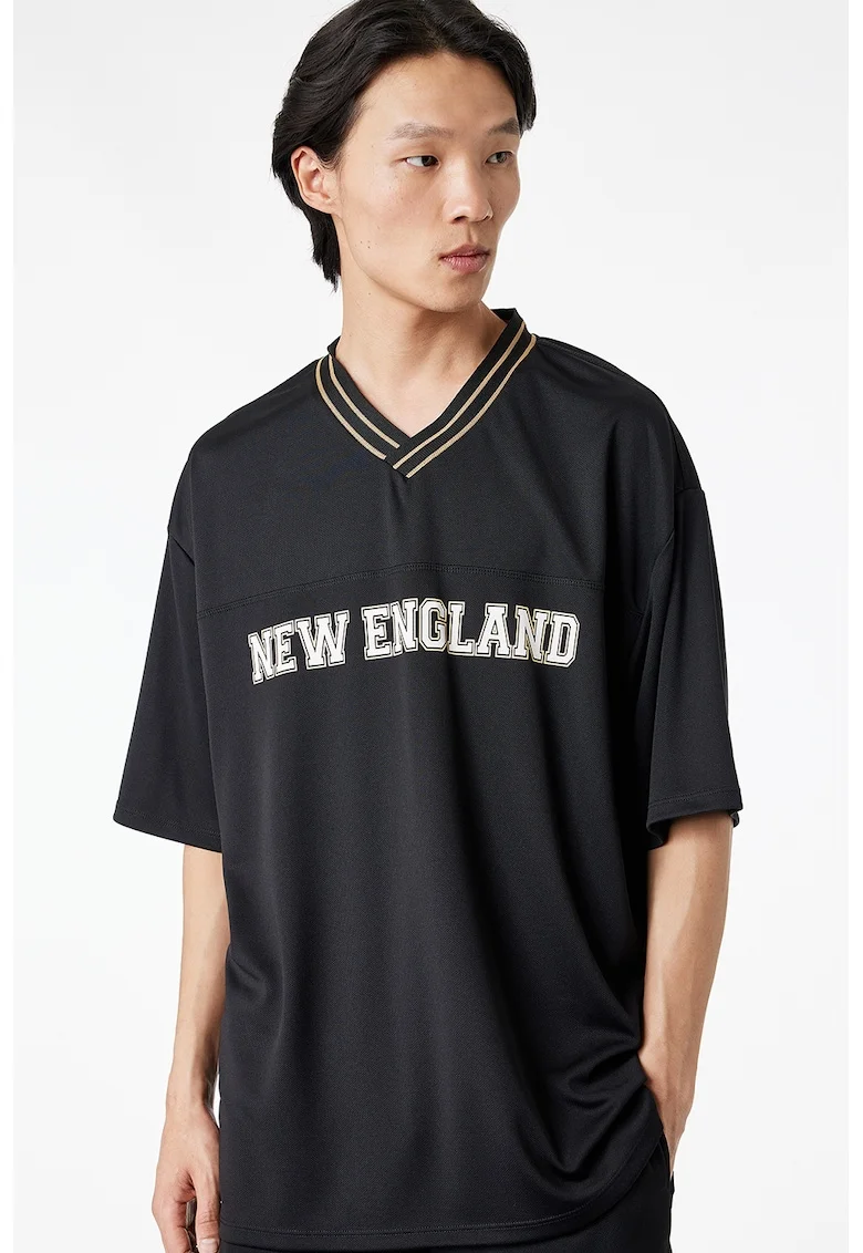 Tricou lejer cu text si decolteu in V, Negru/Alb murdar