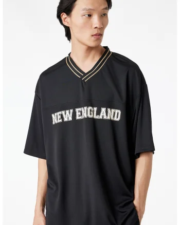 Tricou lejer cu text si decolteu in V, Negru/Alb murdar