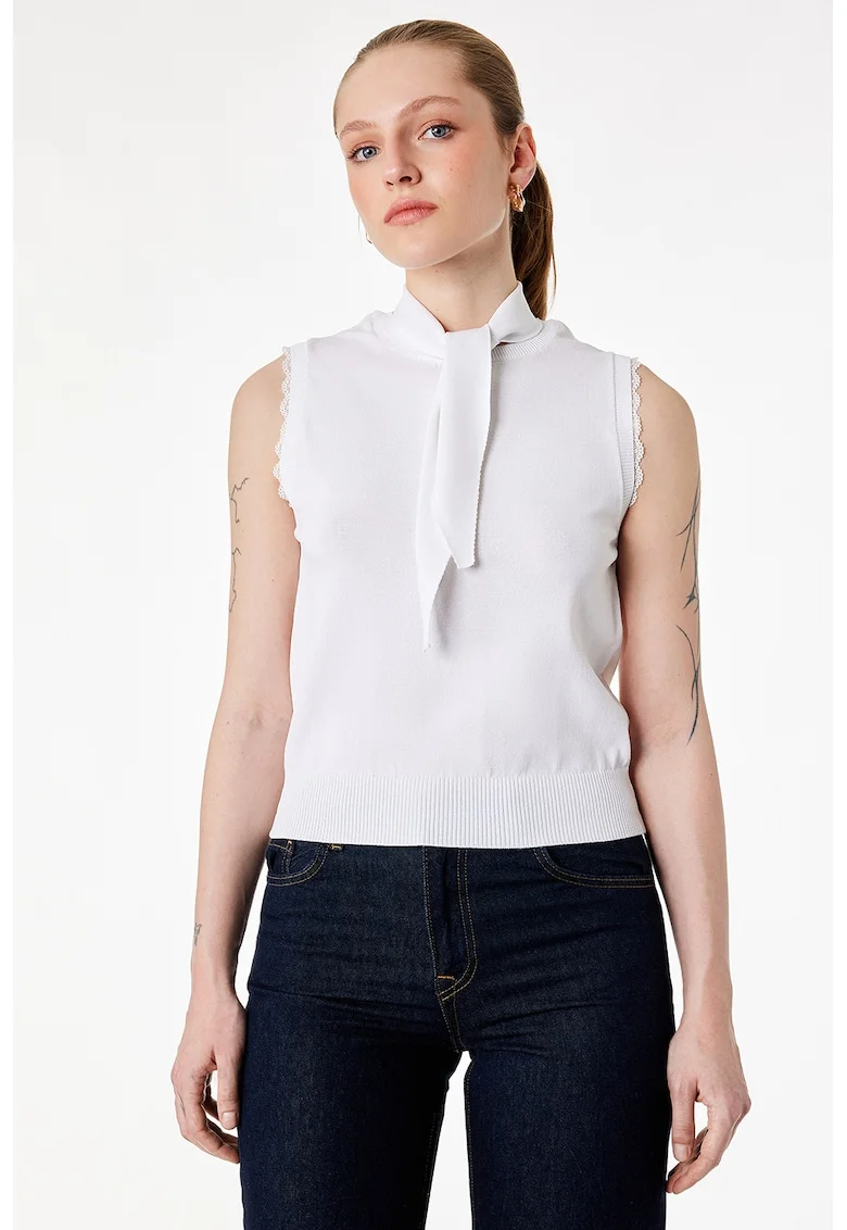 Bluza tricotata fin fara menci cu garnitura de dantela, Alb