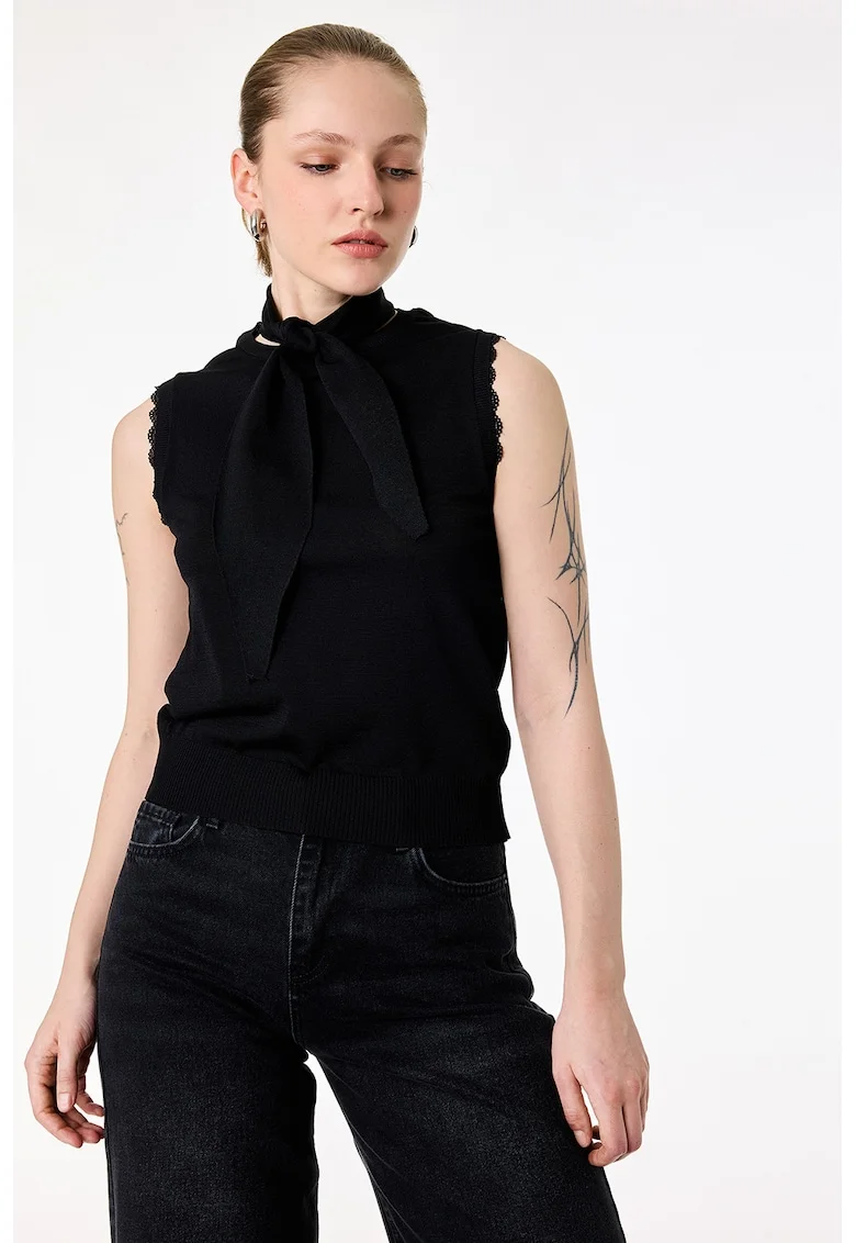 Bluza tricotata fin fara menci cu garnitura de dantela, Negru