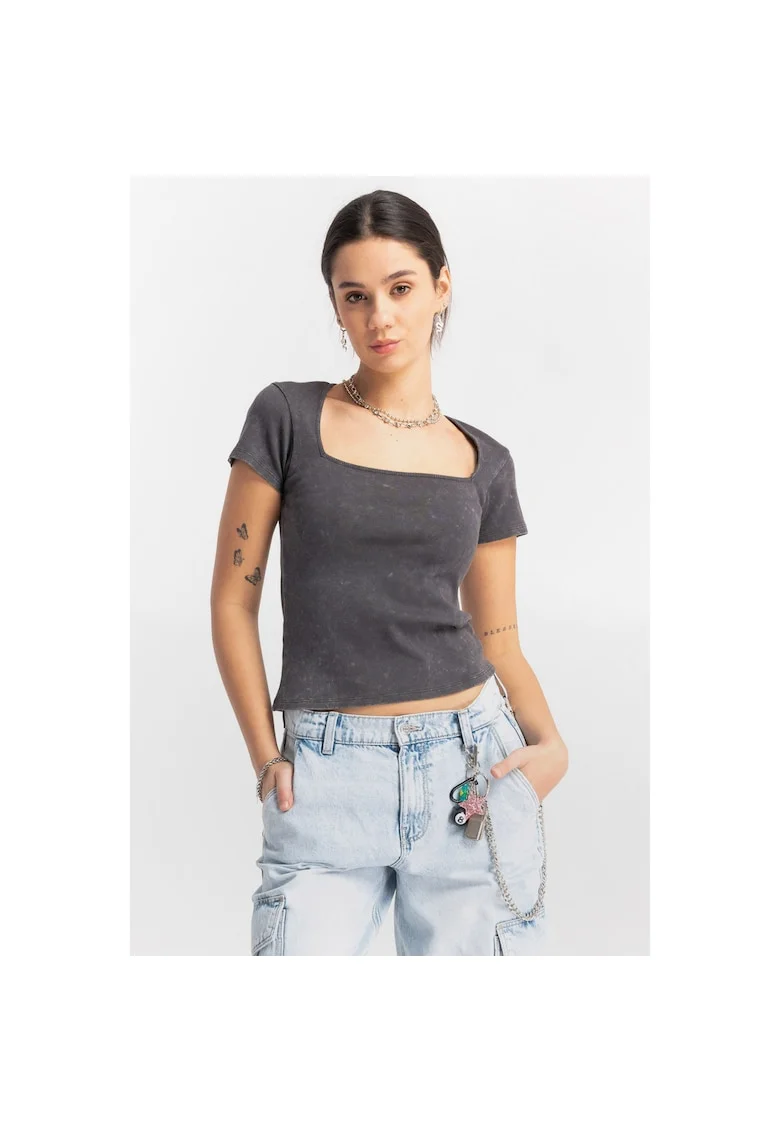 Tricou Slim Fit cu decolteu patrat si aspect prespalat,