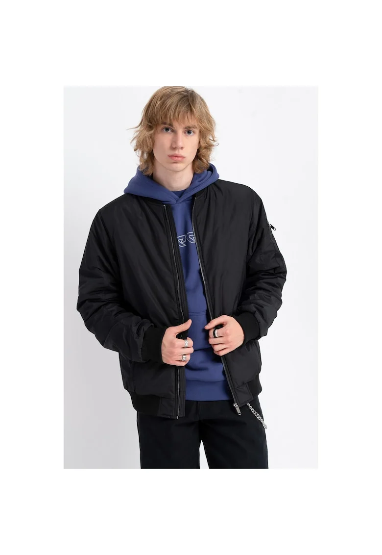 Geaca bomber izolata,