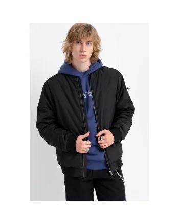 Geaca bomber izolata,