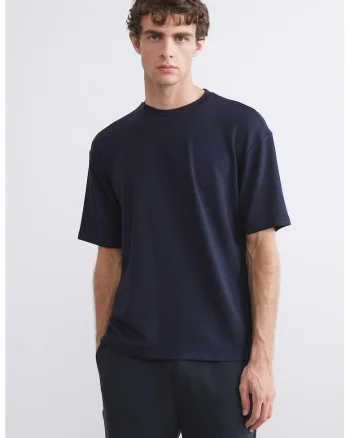 Tricou lejer cu decolteu la baza gatului