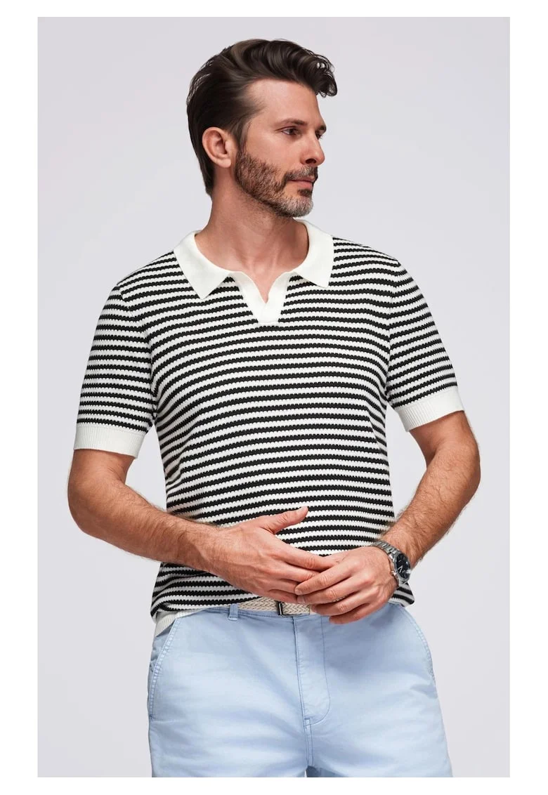 Tricou polo cu dungi, Negru