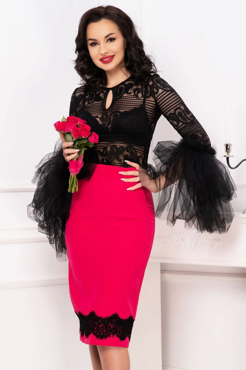 Fusta magenta cu dantela neagra la terminatie