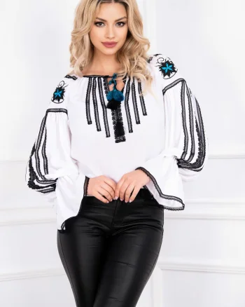 Bluza tip ie Effect alba cu motive traditionale negre si albastre